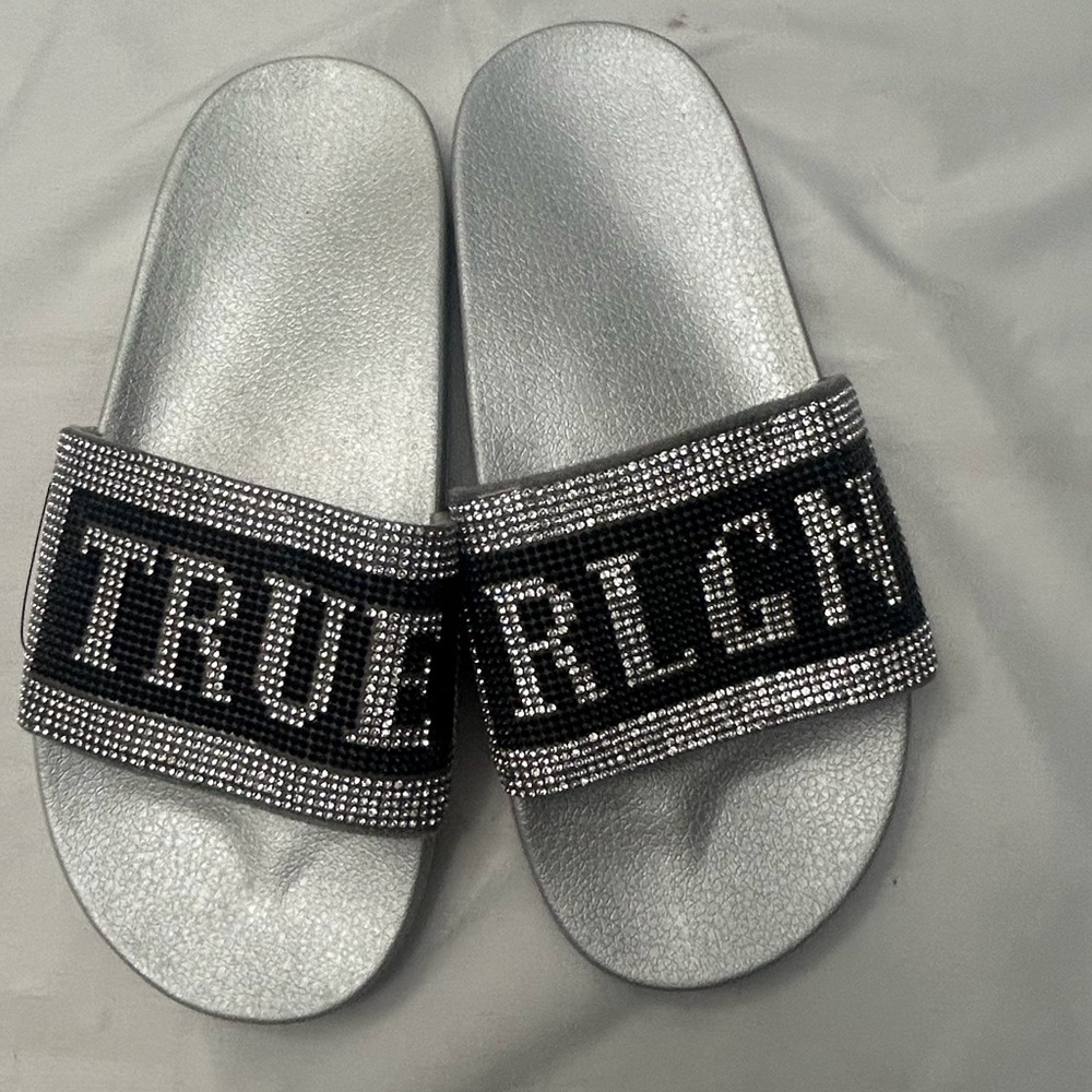 TRUE RELIGION SANDALS